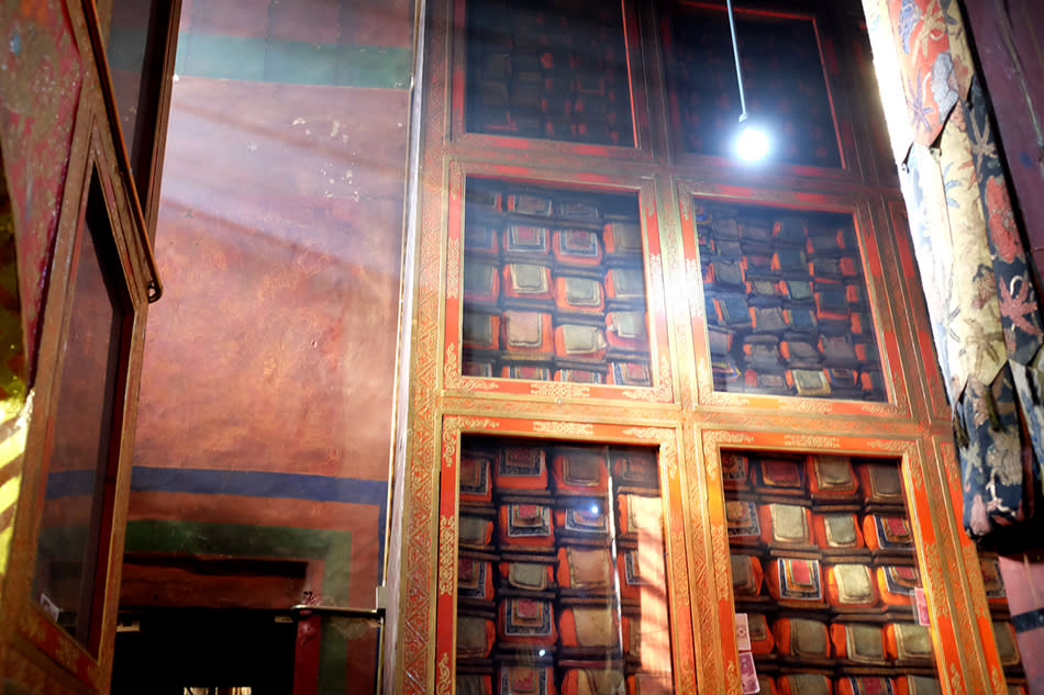 A narrow light source from the ceiling window creates a dramatic looking light-beams in this scene of Buddhism sutras. Taken with Fujifilm X100T.