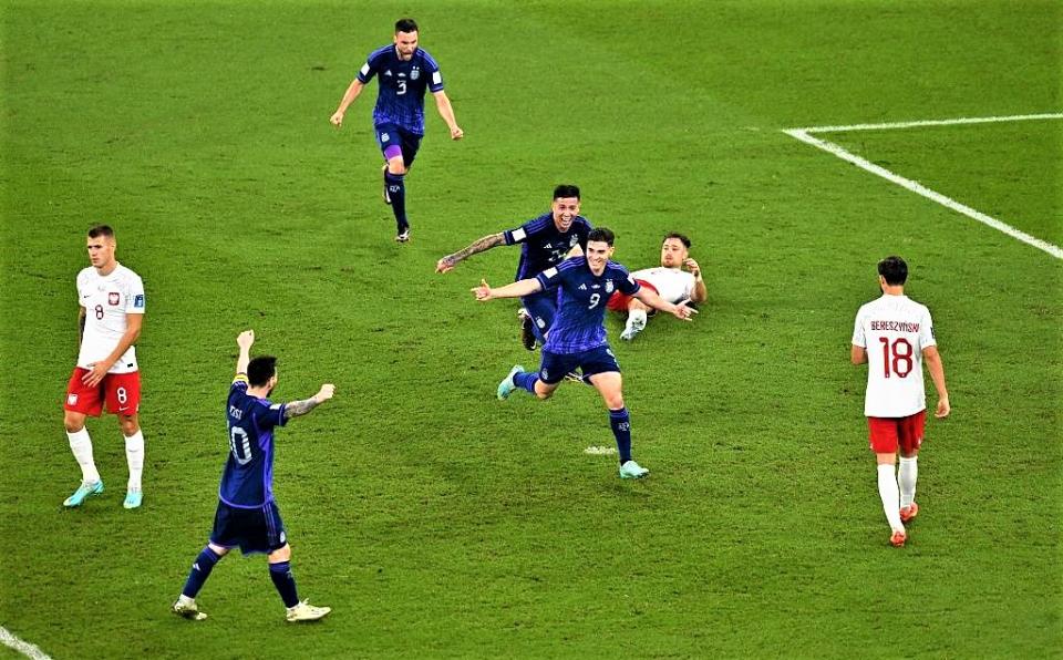 阿根廷阿瓦雷斯攻入第二球後梅西舉雙脅慶賀，（取自ARG推特）