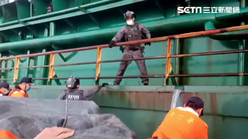 2022年4月26日海巡查緝中國籍抽砂船「華益9號」。（圖／翻攝畫面）