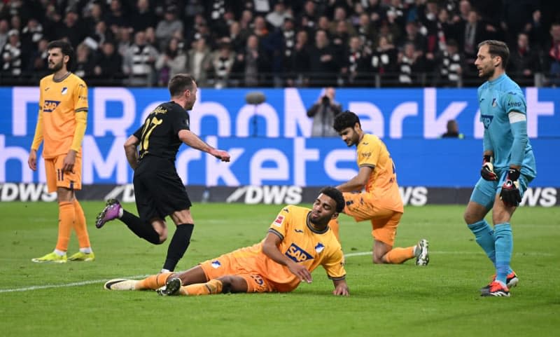 Frankfurt's Mario Goetze (2nd L) celebrates scoring his side's third goal during the German Bundesliga soccer match between Eintracht Frankfurt and TSG 1899 Hoffenheim at Deutsche Bank Park. Arne Dedert/dpa