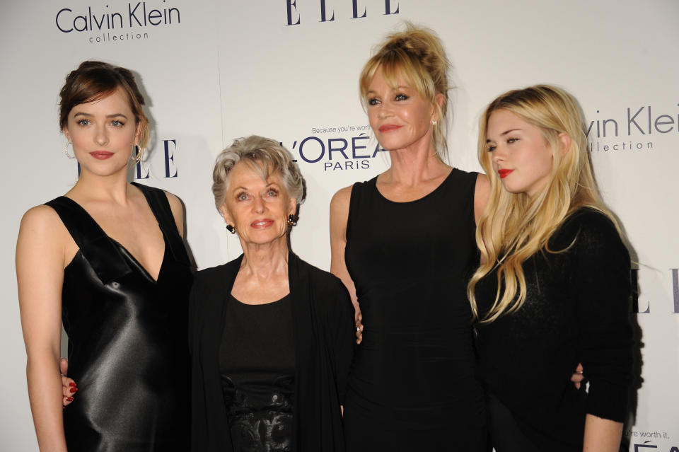 Los actores Dakota Johnson, Tippi Hedren, Melanie Griffith y Stella Banderas llegan a la 22ª edición anual de los premios ELLE Women in Hollywood Awards que se celebra en el Four Season Hotel. (Foto de Frank Trapper/Corbis a través de Getty Images)