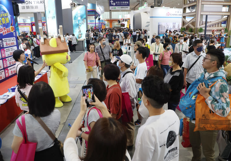  ITF台北國際旅展3日在南港展覽館開展，今年有超過1300個攤位，吸引許多民眾參觀。（中央社）