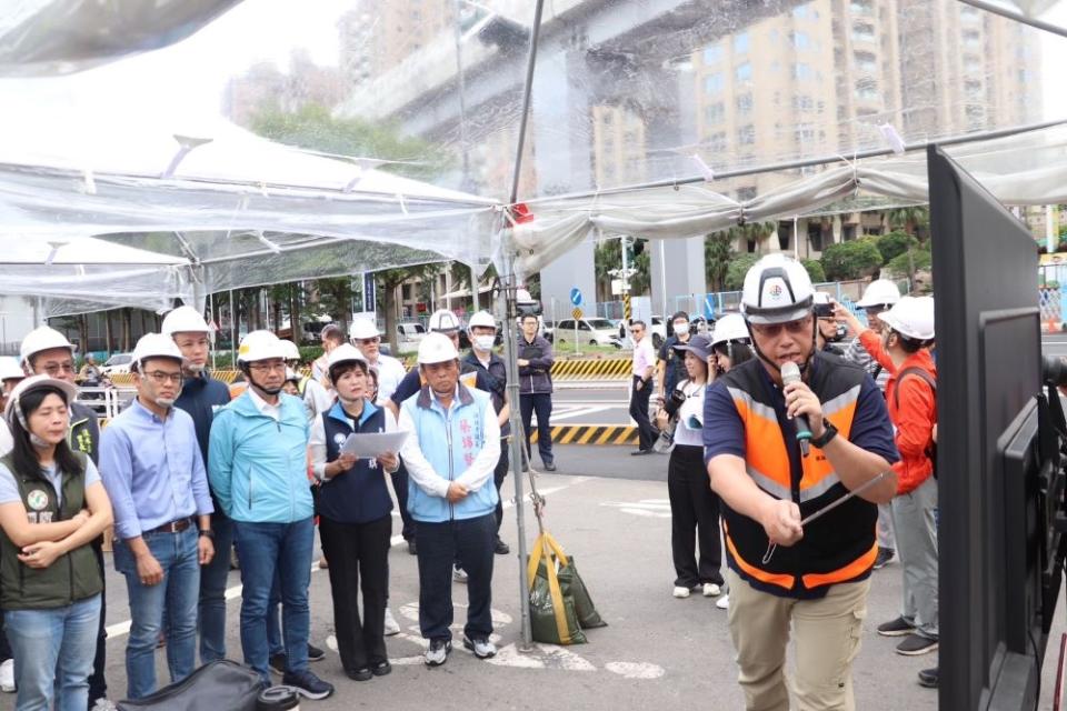 《圖說》新工處長王益翔(前)向各位簡報淡北道路工程進度及交維計畫，採取縮減施工區域，以降低施工對交通造成的影響。〈工務局提供〉