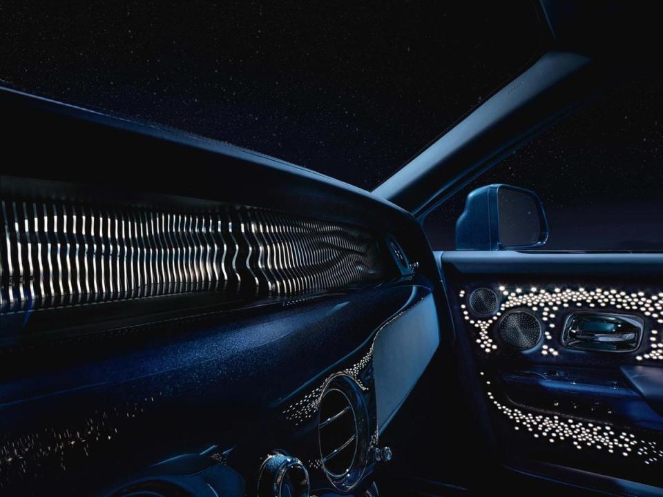 Phantom “天魄” 典藏版的車內藝境藏珍畫廊裝配100根獨立燈柱，由整塊鋁坯銑削而成，並經黑色陽極氧化處理和手工拋光。