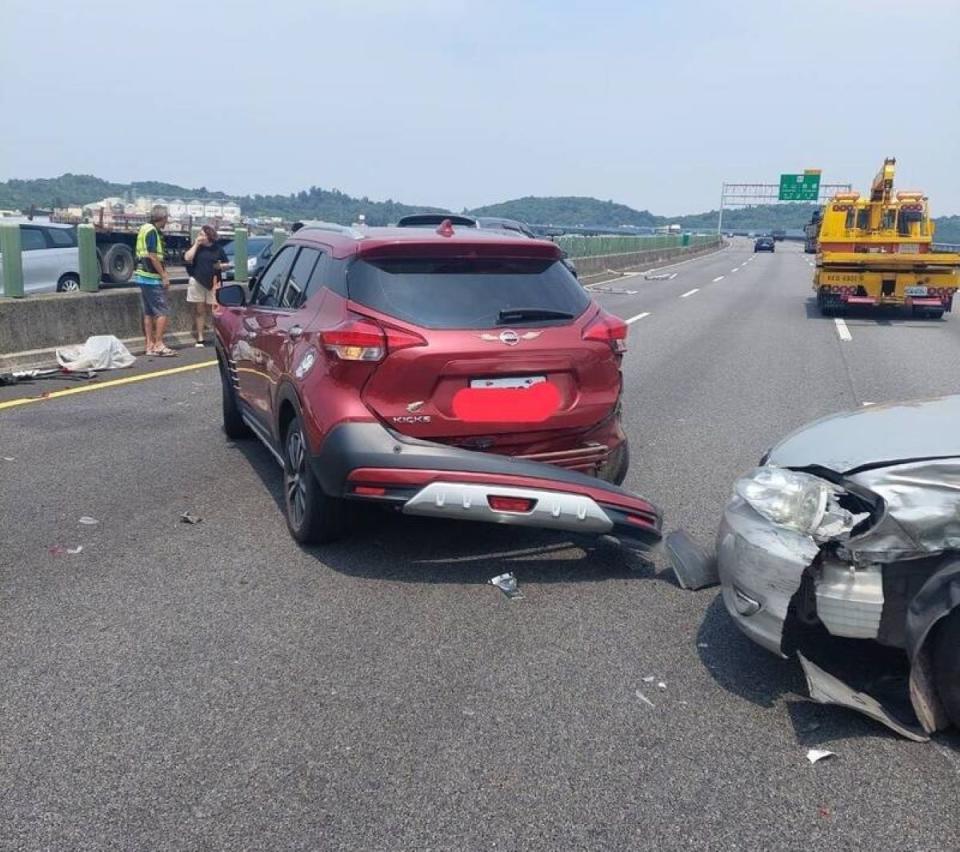 國道三北上大山交流道附近，小貨車鋁梯飛落釀4車連環撞。（圖：警方提供）