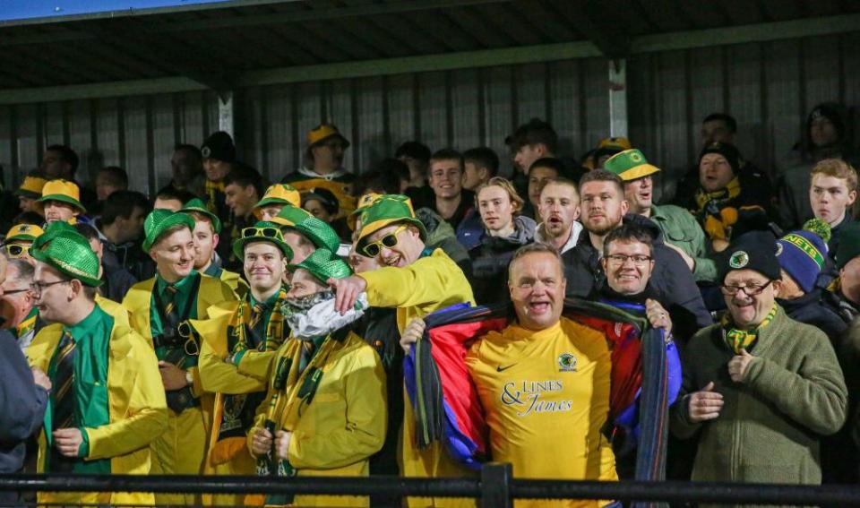 Horsham fans