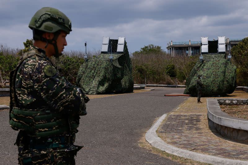 Un soldado cerca de los lanzamisiles móviles Hsiung Feng en el parque cabo Maobitou, en el condado de Pingtung, Taiwán