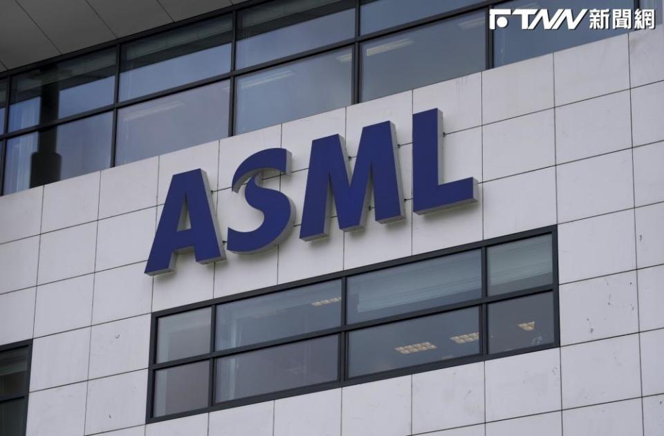 艾司摩爾（ASML），今日公布2023年第四季財報，淨營收約為72億歐元（約2455.31億新台幣），而淨利潤則是成長9%，約為20.5億歐元，雙雙超出預期。（圖／美聯社）