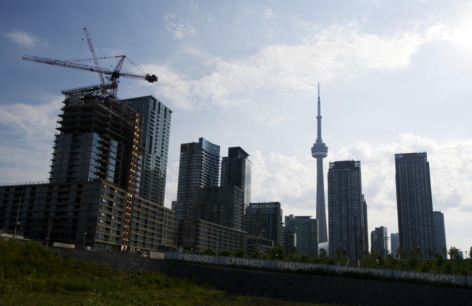 Condominiums are seen under construction in Toronto, July 10, 2011.  Canada's condominium boom, which has filled the skylines of its biggest cities with cranes and prompted a warning from its central bank, may well avoid the type of crash that has hobbled the industry in the past. Picture taken July 10, 2011. REUTERS/Mark Blinch (CANADA - Tags: BUSINESS CITYSCAPE CONSTRUCTION)