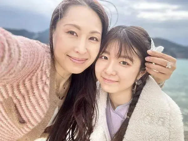 ▲AV女優佐田茉莉子（左）宣布女兒出道，愛女將以「愛Ris」之名在演藝圈活動。（圖／佐田茉莉子X）