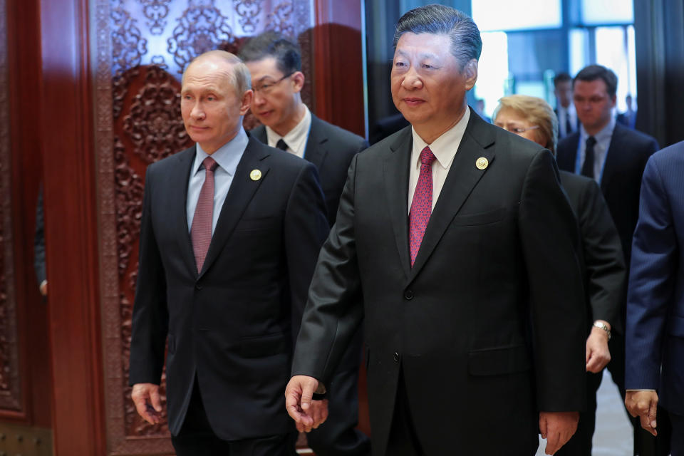 俄羅斯總統普丁（前左）與中國國家主席習近平（前右）通話時表示會恪守一中原則，反對台灣挑釁中國。外交部9日嚴正回應，中華民國台灣與中華人民共和國互不隸屬。（路透社資料照）