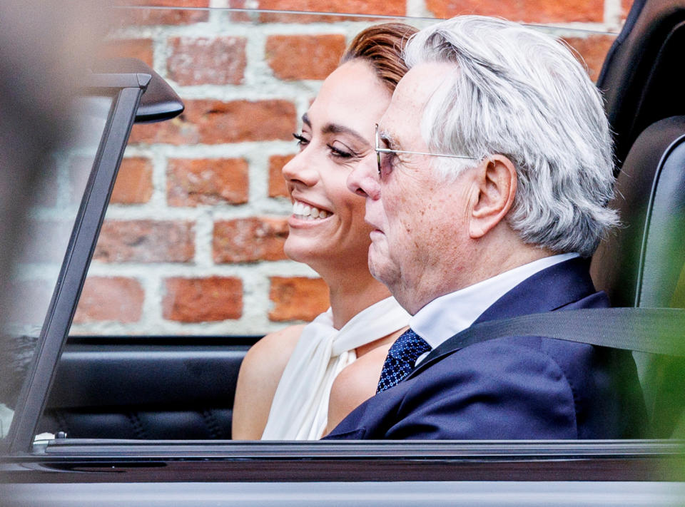 <p>Die Braut Franca Lehfeldt kommt mit ihrem Vater in einem offenen Porsche an der Kirche St. Severin an. (Foto: Axel Heimken/dpa)</p> 