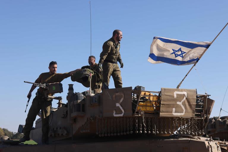Soldados israelíes revisan un arma encima de un vehículo militar en una posición en la frontera con la Franja de Gaza el 7 de enero de 2024, en medio de batallas en curso entre Israel y militantes de Hamas