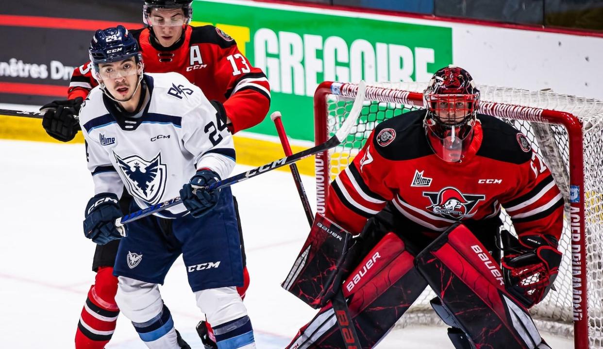 After a few weeks at the top of the individual standings in the QMJHL, Israel Mianscum, front left, heads home to Mistissini in northern Que. for the Christmas break in second place with 50 points - 18 goals and 32 assists. (Sherbrooke Phoenix/ Vincent Lévesque Rousseau - image credit)