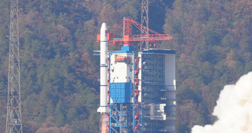 中國西昌衛星發射中心9日以「長征二號丙火箭」發射「愛因斯坦探針」人造衛星升空。（圖／路透）