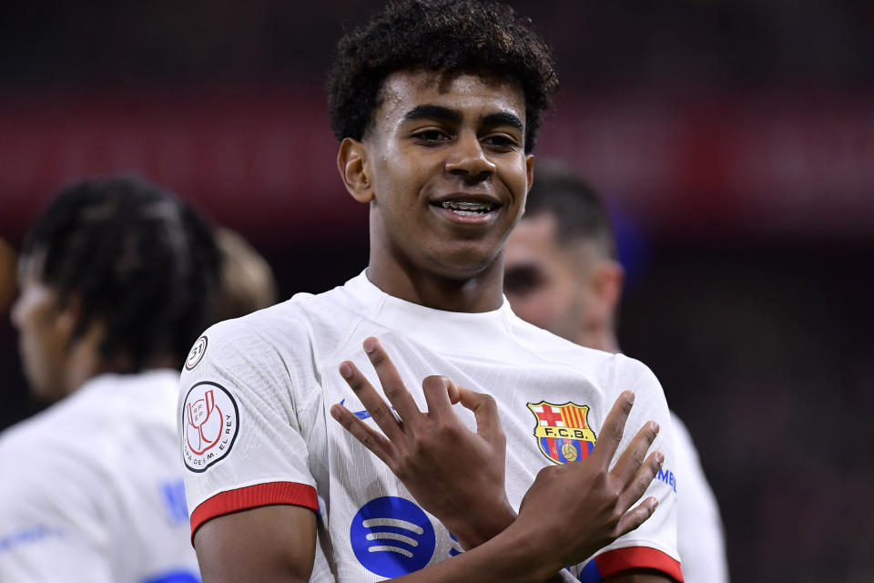 ARCHIVO - Foto del 24 de enero del 2024, Lamine Yamal celebra tras anotar el segundo gol de su equipo en los cuartos de final de la Copa del Rey ante el Athletic Bilbao. (AP Foto/Alvaro Barrientos, Archivo)