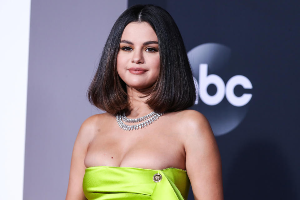 (FILE) Selena Gomez Makes Big Donation to Cedars-Sinai Amid Coronavirus COVID-19 Pandemic Health Crisis. Selena Gomez is making a major donation to Cedars-Sinai. LOS ANGELES, CALIFORNIA, USA - NOVEMBER 24: Singer Selena Gomez wearing a Versace dress and shoes with Roberto Coin jewelry arrives at the 2019 American Music Awards held at Microsoft Theatre L.A. Live on November 24, 2019 in Los Angeles, California, United States. (Photo by Xavier Collin/Image Press Agency/Sipa USA)