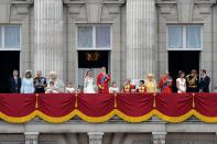 <p>Suchbild mit Königin: Nach der Hochzeit von Prinz William und Kate Middleton grüßen die Familien vom Balkon des Buckingham Palastes, Queen Elizabeth (in gelb) ist die fünfte von rechts. (Bild: Stephane Cardinale/Corbis via Getty Images)</p> 