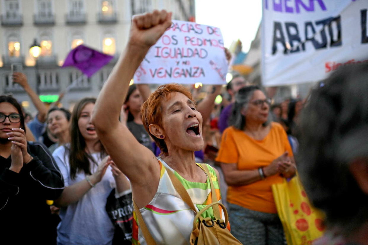Les associations féministes se sont réunies le 28 août pour soutenir la footballeuse Jenni Hermoso et réclamer la démission de Luis Rubiales.  - Credit:OSCAR DEL POZO / AFP