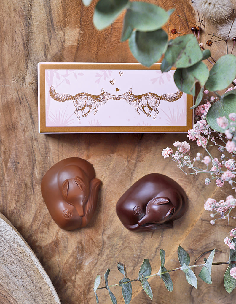 Terrier duo Saint-Valentin Yann Couvreur, 5€.<br><p>On fond pour les bonbons au praliné signés Yann Couvreur, à l’effigie de son animal totem : le renard. Lovés dans leur boîte, l’un est délicatement enrobé de chocolat noir quand l’autre se pare de chocolat au lait, pour combler tous les goûts. Le pâtissier propose également un entremet pour deux, aussi beau que bon avec sa mousse au chocolat fleur de sel, son caramel vanille et son biscuit moelleux. Une belle surprise à partager. </p><br><a href="https://www.yanncouvreur.com/products/terrier-duo" rel="nofollow noopener" target="_blank" data-ylk="slk:Acheter;elm:context_link;itc:0;sec:content-canvas" class="link ">Acheter</a>