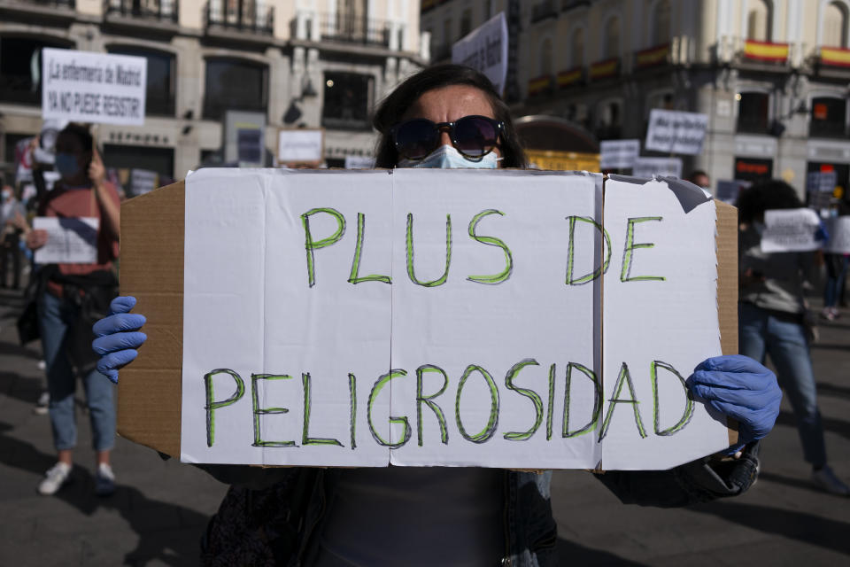 Las pancartas para la reflexión de enfermeros y enfermeras sobrepasados en Madrid