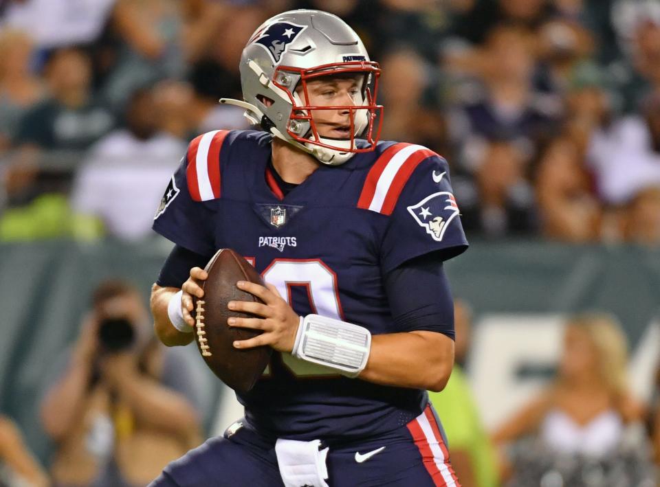 Patriots quarterback Mac Jones (10) drops back to pass against the Eagles during the second quarter at Lincoln Financial Field.