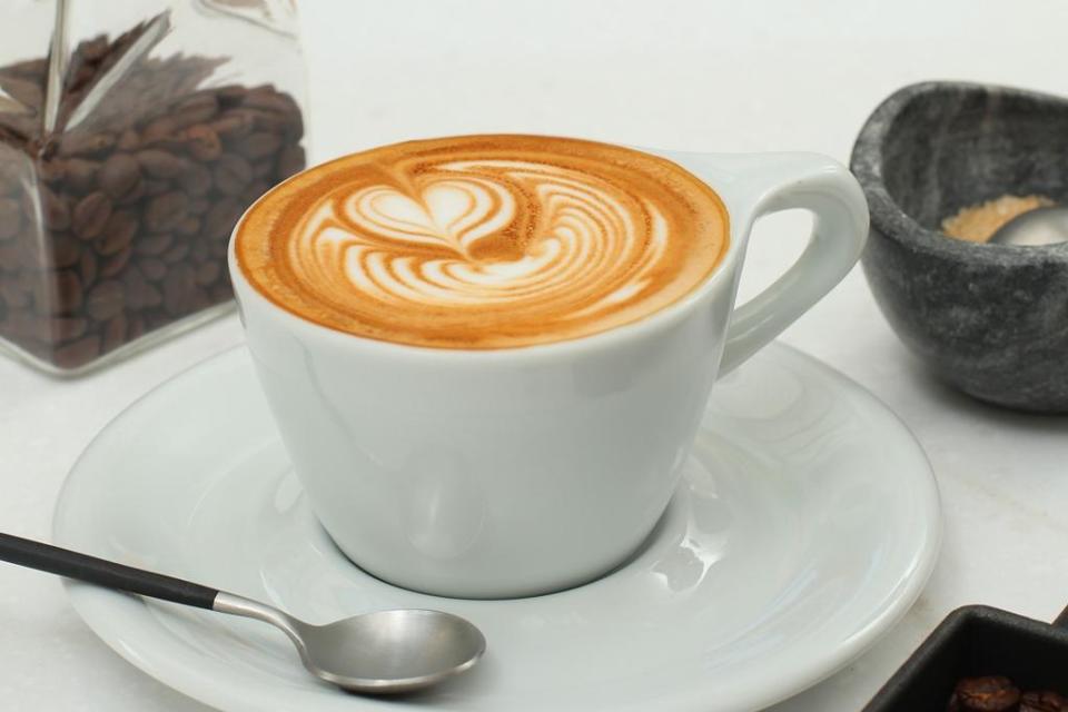 澳式咖啡「Flat White小白咖啡」奶泡薄而細緻。（150元／杯）