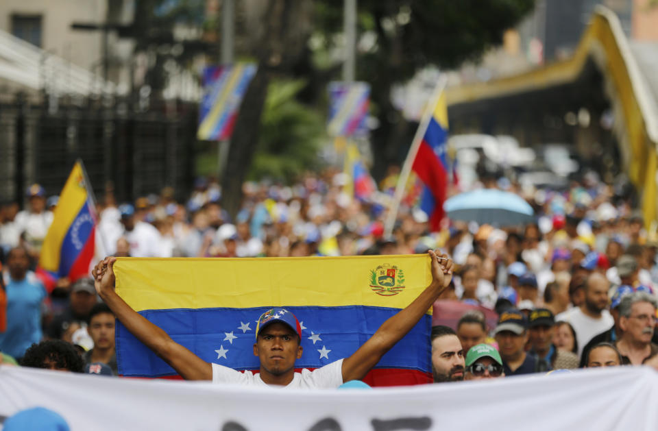 Inmitten der eskalierenden politischen Krise in Venezuela sind zahlreiche Menschen gegen die sozialistische Regierung von Präsident Maduro auf die Straße gegangen. (Bild: Fernando Llano/AP/dpa)