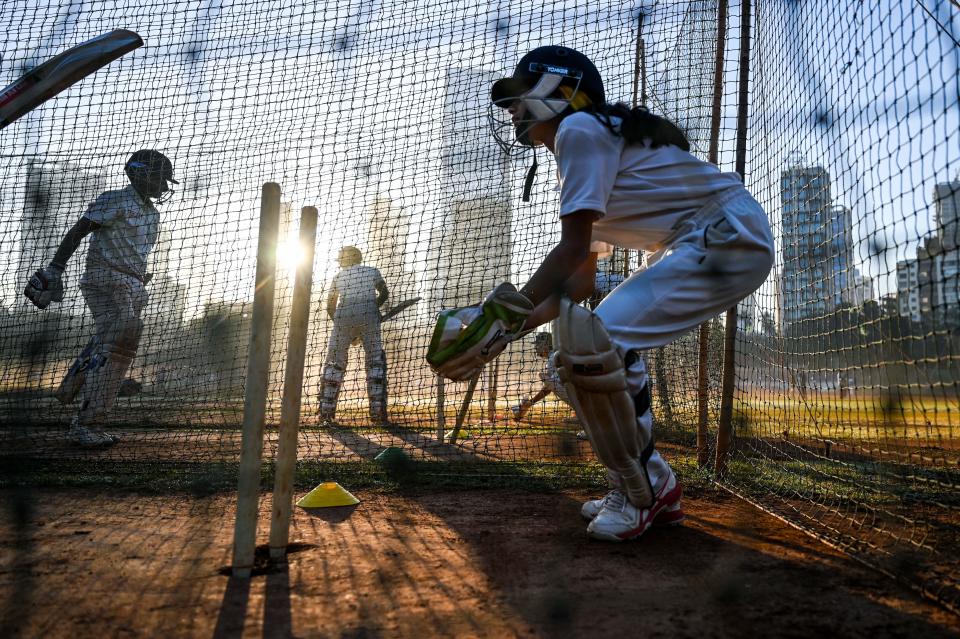 Niña jugando criquet en la mañana en Mumbai 2023. Photo by Punit PARANJPE / AFP) (Photo by PUNIT PARANJPE/AFP via Getty Images)