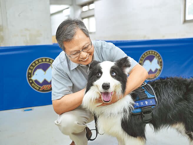 退役警犬查理以及其領養人吳爸爸。（黃敬文攝）