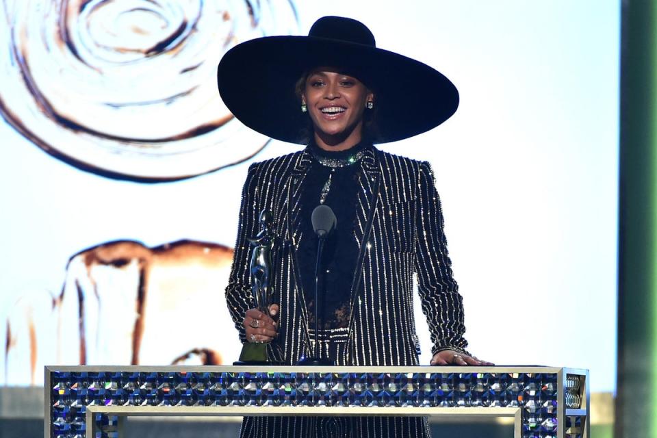 Beyoncé accepts The CDFA Fashion Icon Award onstage, 2016 (Theo Wargo/Getty Images)