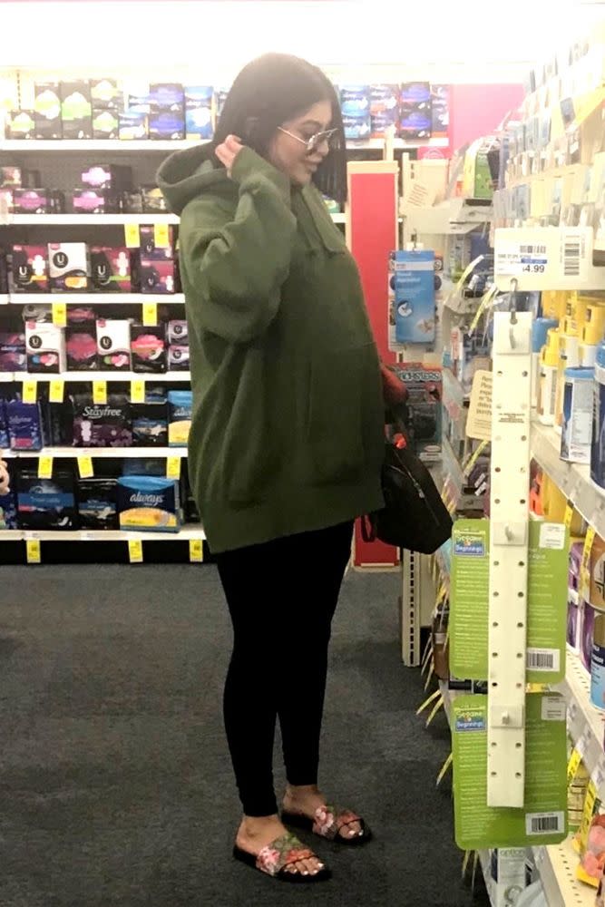 The expectant 20-year-old and her baby bump stopped by a CVS store on Jan. 15.