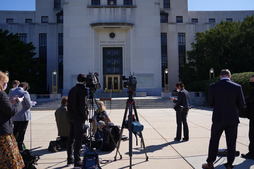 Periodistas fuera del centro médico militar nacional Walter Reed en Bethesda, Maryland, el 3 de octubre de 2020. (Anna Moneymaker/The New York Times)