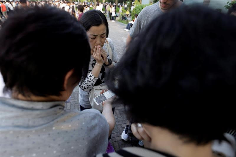 Varias personas siguieron la transmisión en directo de la visita del presidente de Estados Unidos, Barack Obama, al Parque de la Paz en Hiroshima (Japón) EFE/Kiyoshi Ota