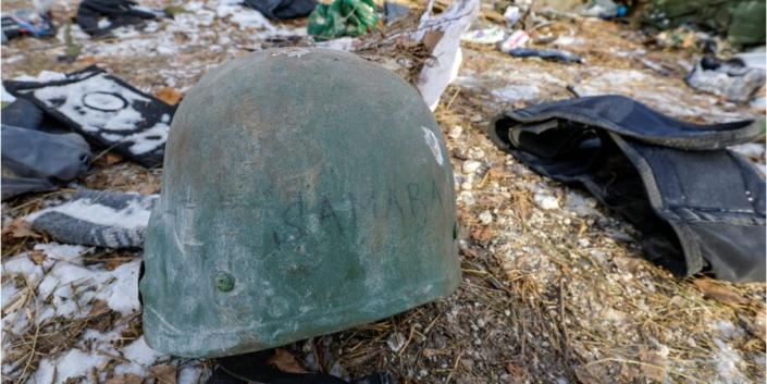 کلاه ایمنی یک سرباز روسی در ویرانه‌های مرکز آموزش حرفه‌ای در ماکییوکا، که روسیه بسیجیان را در آن مستقر کرده بود و در حمله نیروهای مسلح اوکراین منهدم شد.