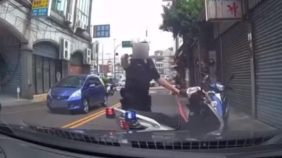 黃男與莊警發生行車糾紛，行經窄巷時不慎輾到莊警左腳。（圖／翻攝自爆料公社公開版）