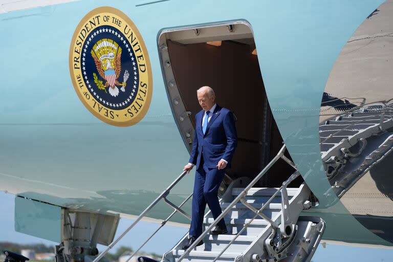 El presidente Joe Biden llega al aeropuerto Mitchell de Milwaukee, el 8 de mayo de 2024. (AP Foto/Evan Vucci)