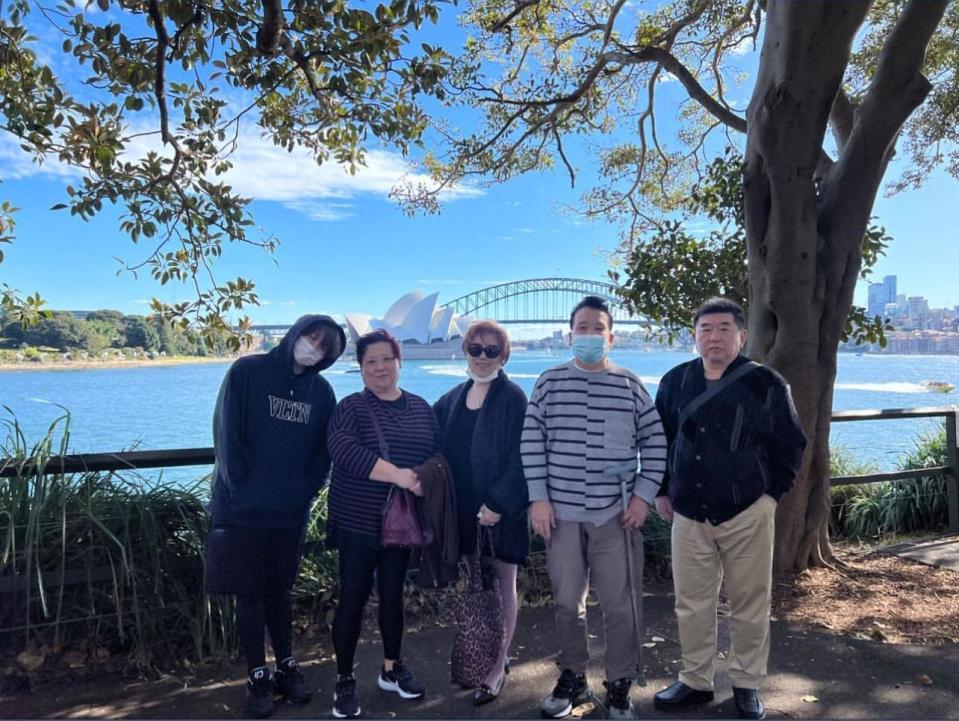 姜濤昨日分享與父母及親友的澳洲旅行照片。