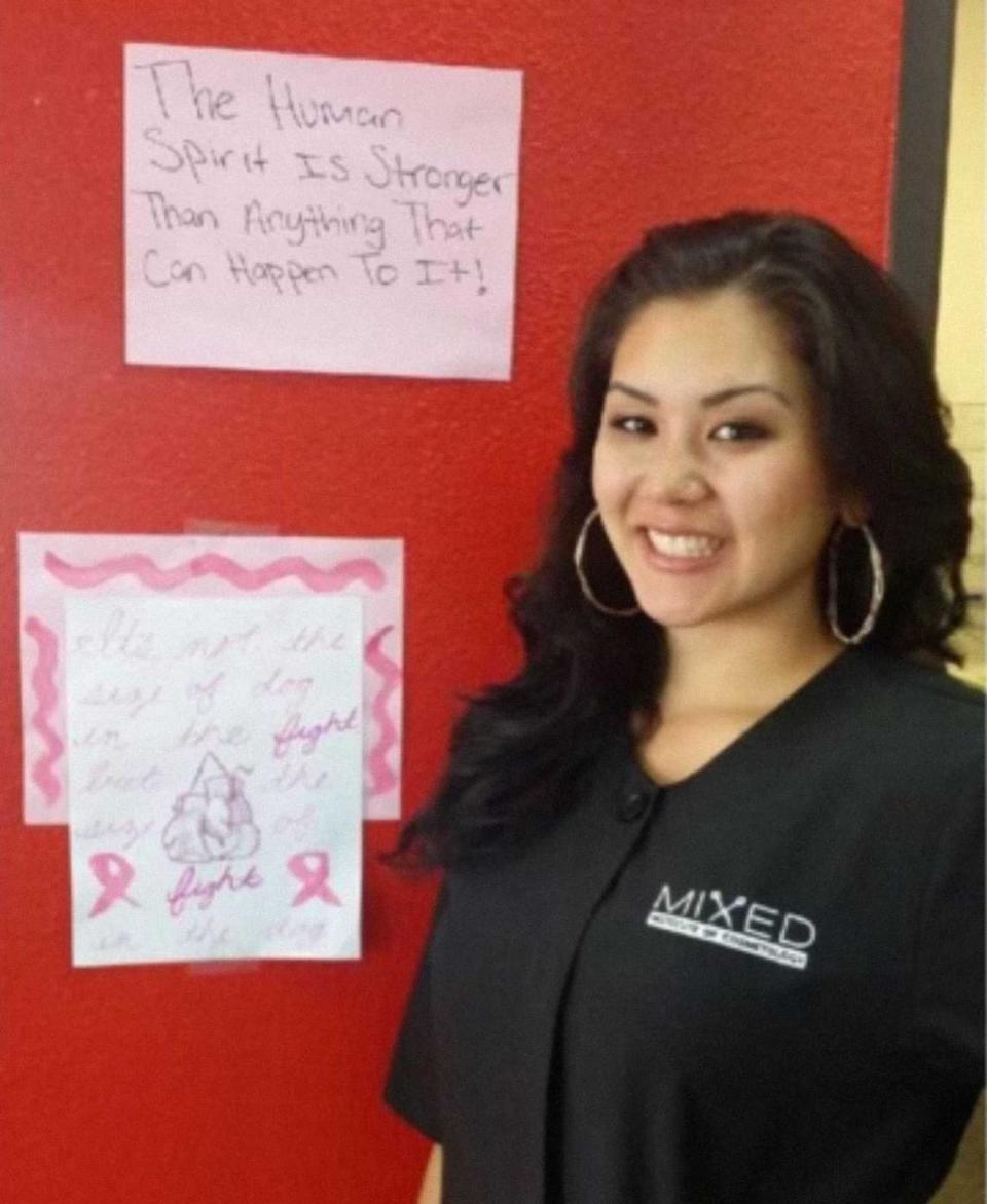 Angélica Bravo aparece con mensajes inspiradores que colgó en el Mixed Institute en Sacramento. Sus familiares afirman que Bravo, madre de tres hijos y hallada muerta el 8 de julio de 2024, protegía ferozmente a sus hijos y a su familia. Su familia busca respuestas más de una semana después de que sus dos hijos menores desaparecieran con su padre, Camron Lee.