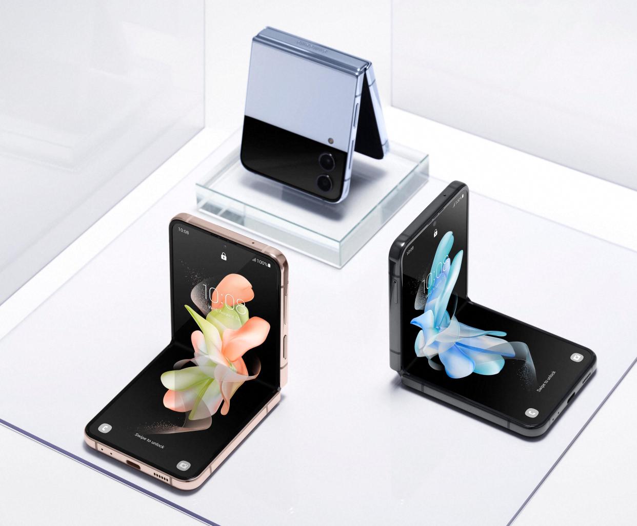 The Galaxy Z Flip4 is designed like a clamshell smartphone. (Image: Samsung)