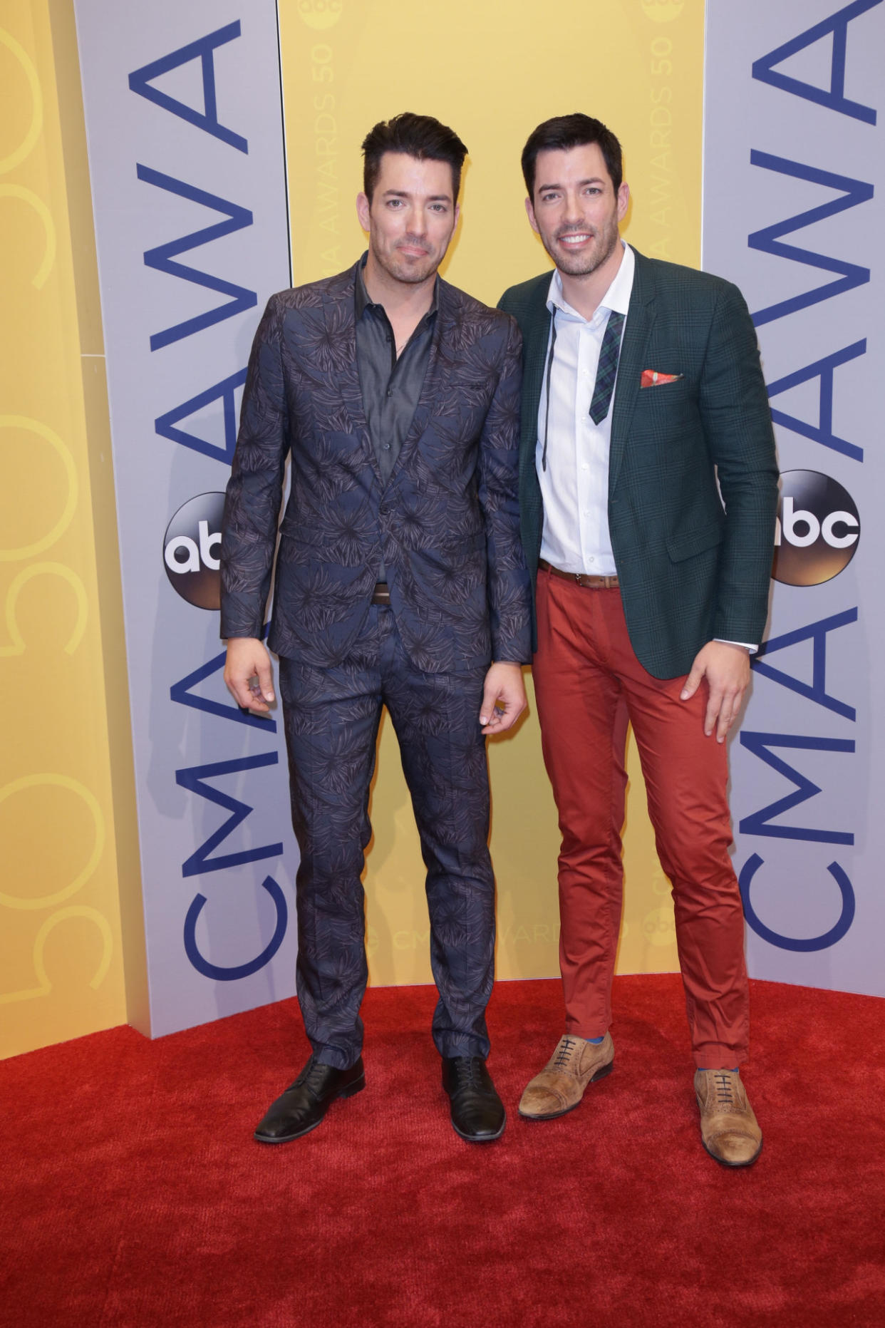 The <em>Property Brothers</em> Jonathan Scott and Drew Scott stay connected. (Photo: Quasar/STAR MAX/IPx)