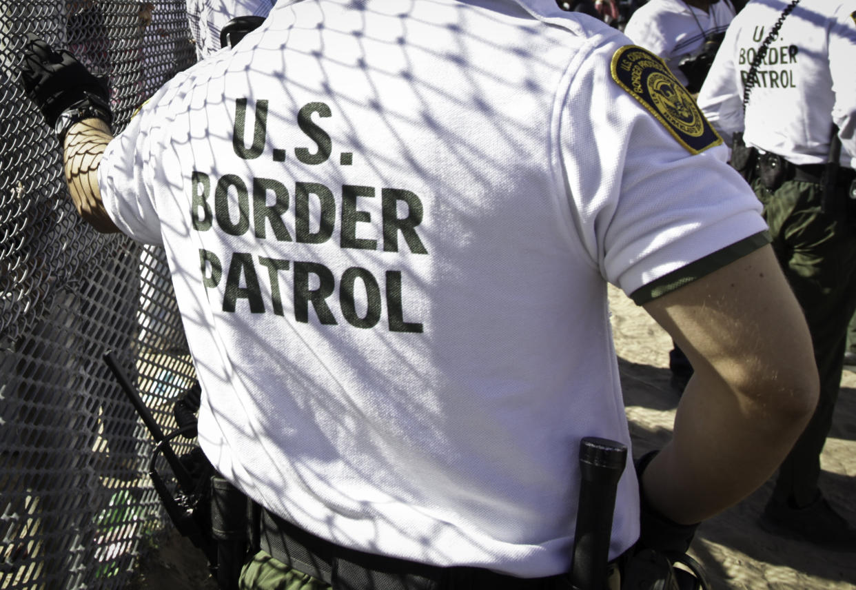 A U.S. Border Patrol agent at the border wall between&nbsp;Ju&aacute;rez, Mexico, and Sunland Park, New Mexico. (Photo: VallarieE via Getty Images)