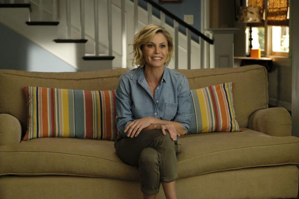 julie bowen as claire dunphy in modern family season 11