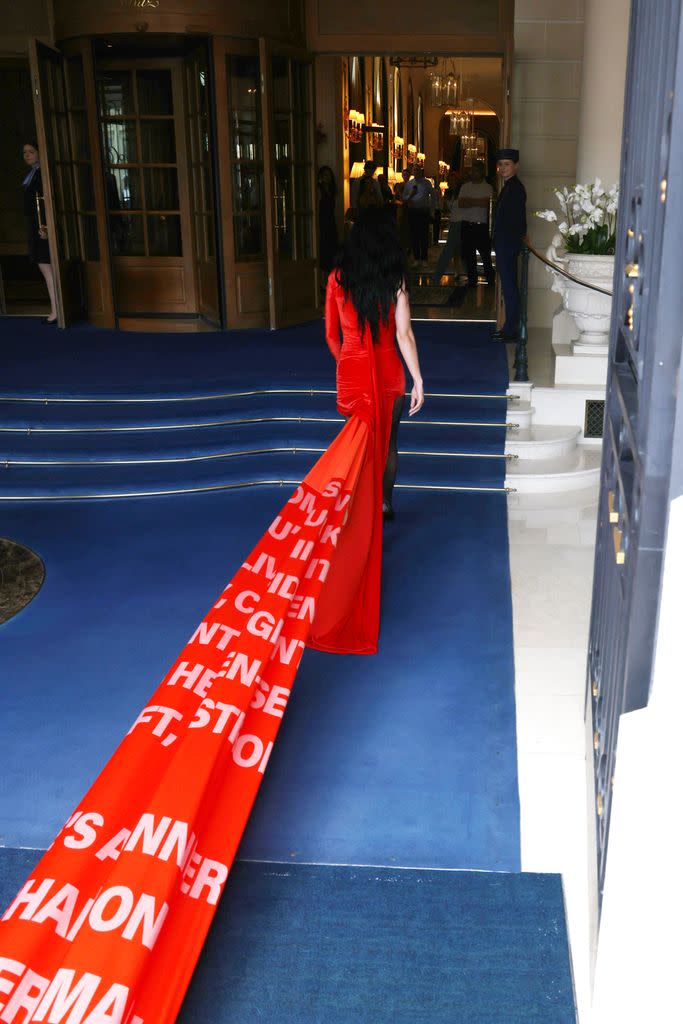 PARÍS, FRANCIA - 25 DE JUNIO: Katy Perry llega al Hotel Ritz en una limusina durante el desfile de Alta Costura Otoño/Invierno 2024/25 como parte de la Semana de la Moda de París el 25 de junio de 2024 en París, Francia. (Foto de Neil Mockford/GC Images)