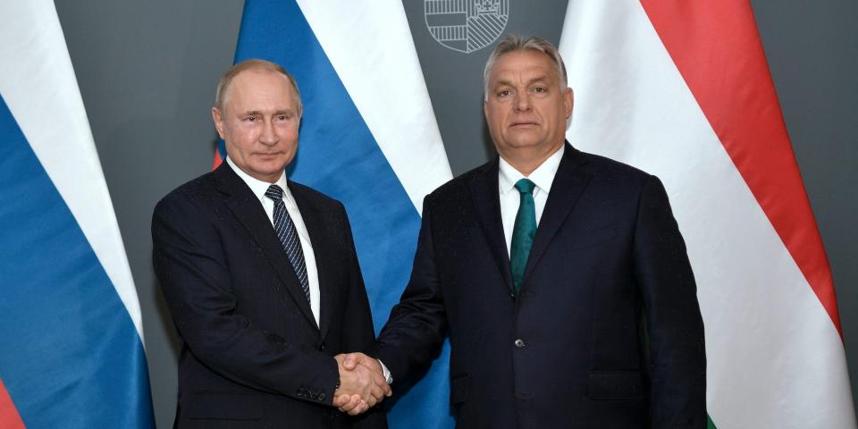 Vladimir Putin and Viktor Orban shake hands