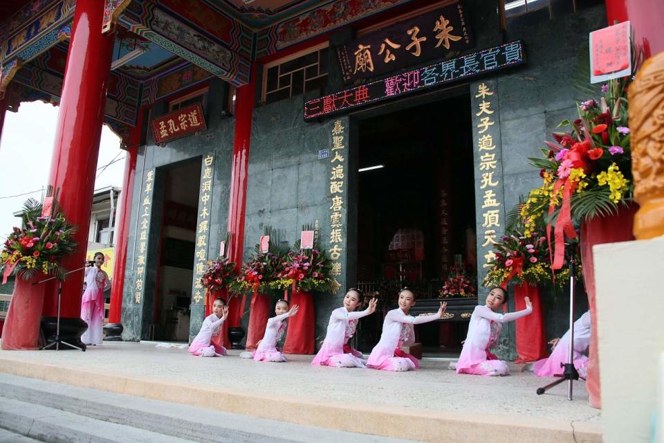 嘉義市崇文國小學生以舞蹈慶祝朱熹890歲誕辰。   圖：嘉義市政府/提供
