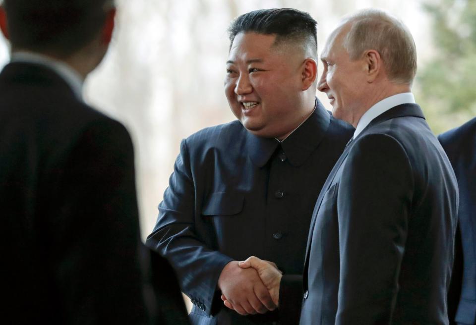 Bei ihrem Treffen reichten sich der Präsident von Russland und der Machthaber von Nordkorea die Hände. (April 2019) - Copyright: picture alliance/dpa | Alexander Zemlianichenko