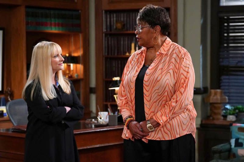 Roz (Marsha Warfield, R) meets Harry's daughter, Abby (Melissa Rauch). Photo courtesy of NBC