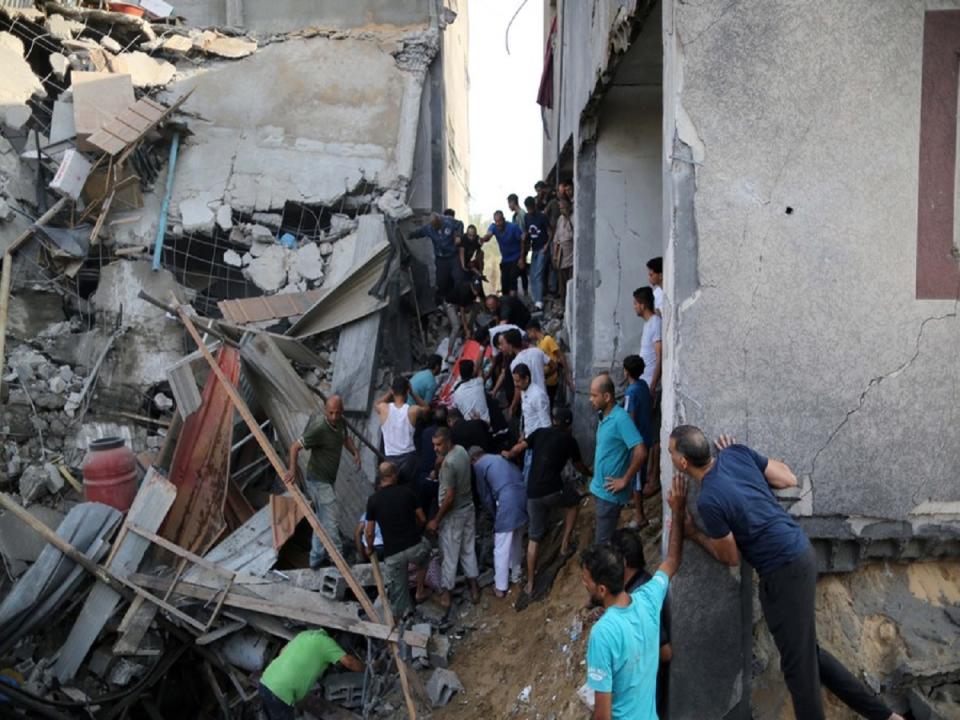 以色列空襲加薩以來，當地宛如廢墟，民眾試圖在斷垣殘壁中找到倖存者。