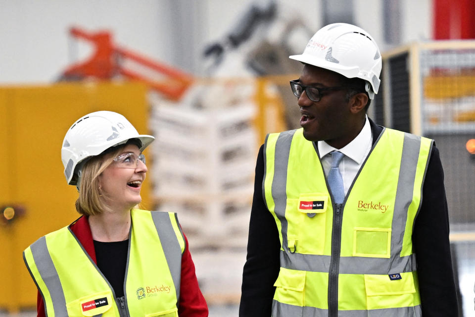 NORTHFLEET, INGLATERRA - 23 DE SEPTIEMBRE: La primera ministra del Reino Unido, Liz Truss, y el ministro de Hacienda, Kwasi Kwarteng, visitan Berkeley Modular, el 23 de septiembre de 2022 en Northfleet, Inglaterra.  El Canciller ha publicado su plan de crecimiento de unas 30 medidas que incluyen recortes de impuestos y un tope en el precio de la energía para las empresas, que llega en un momento en que el Reino Unido enfrenta una crisis del costo de vida, una recesión, una inflación vertiginosa y tasas de interés en aumento.  (Dylan Martínez - WPA Pool/Getty Images)